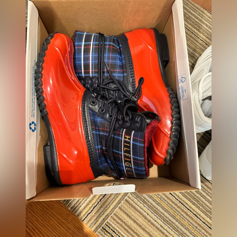 Tommy Hilfiger duck boots size 9